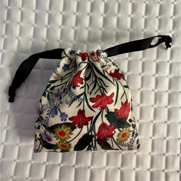 NWT Gucci Beauty Satin Scrunchie Set – 3-Pack w/ Floral Pouch - Picture 3 of 11